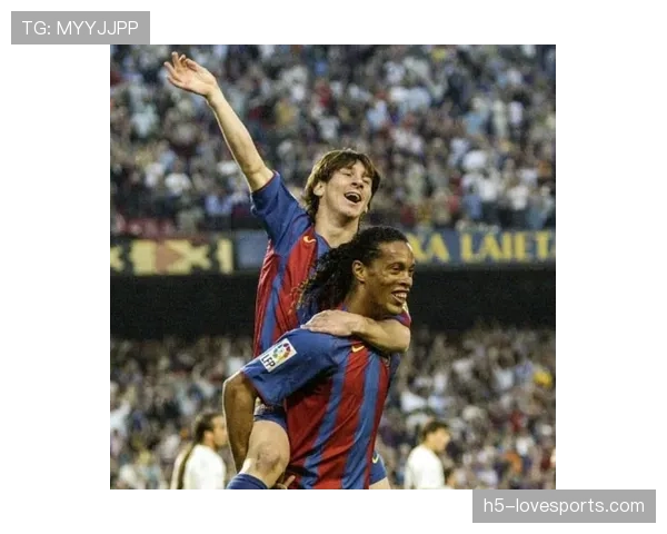 小罗又在沙滩上光脚踢瓶盖，这人到底靠什么维持状态的？